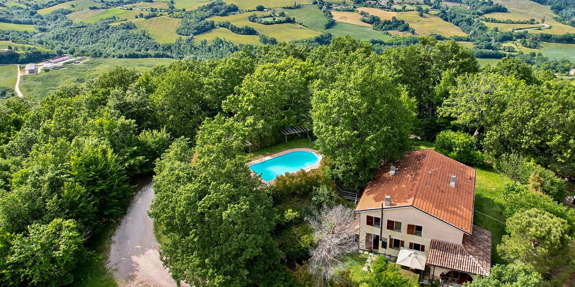 Casale Quercia – 3 apartments with pool nestled between hills and mountains